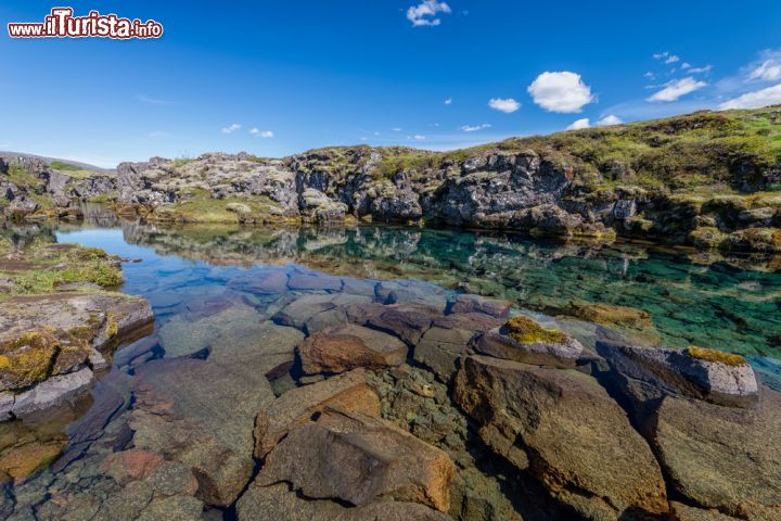 Immagine Un tratto del fiume Oxara, Islanda. Nasce nei pressi del vulcano Botnssulur per poi scorrere verso sud. L'Oxara percorre il parco nazionale Pingvellir e si getta nel canyon Almannagja formando le cascate di Oxarafoss - © 1tomm / Shutterstock.com