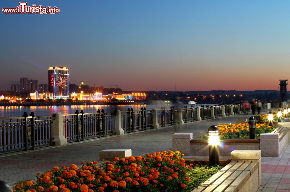 Immagine Il fiume Amur nella città di Blagoveshchensk, Russia. Una suggestiva immagine notturna dell'Amur, uno dei maggiori corsi d'acqua al mondo. Ha origine lungo il confine russo cinese dalla confluenza dei due fiumi Silka e Argun.