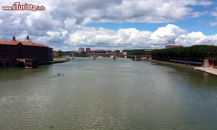 Immagine Una foto della Garonne mentre attraversa il centro di Tolosa (Francia) scattata dal Pont Neuf, il principale ponte della città