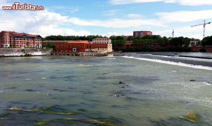 Immagine Le acque della Garonne in corrispondenza della diga. Siamo sulla Passerelle Viguerie, nella sponda sinistra del fiume che attraversa Tolosa (Toulouse).