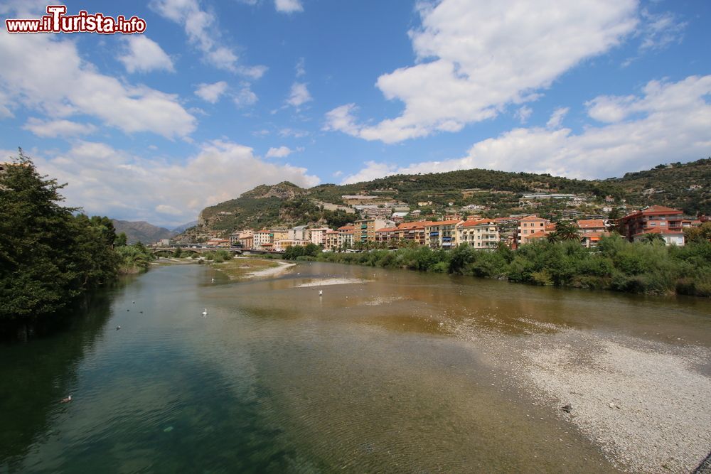 Immagine Il fiume Roia a Ventimiglia, Liguria. La città è divisa in due dal fiume Roia che sfocia nel mar Ligure.