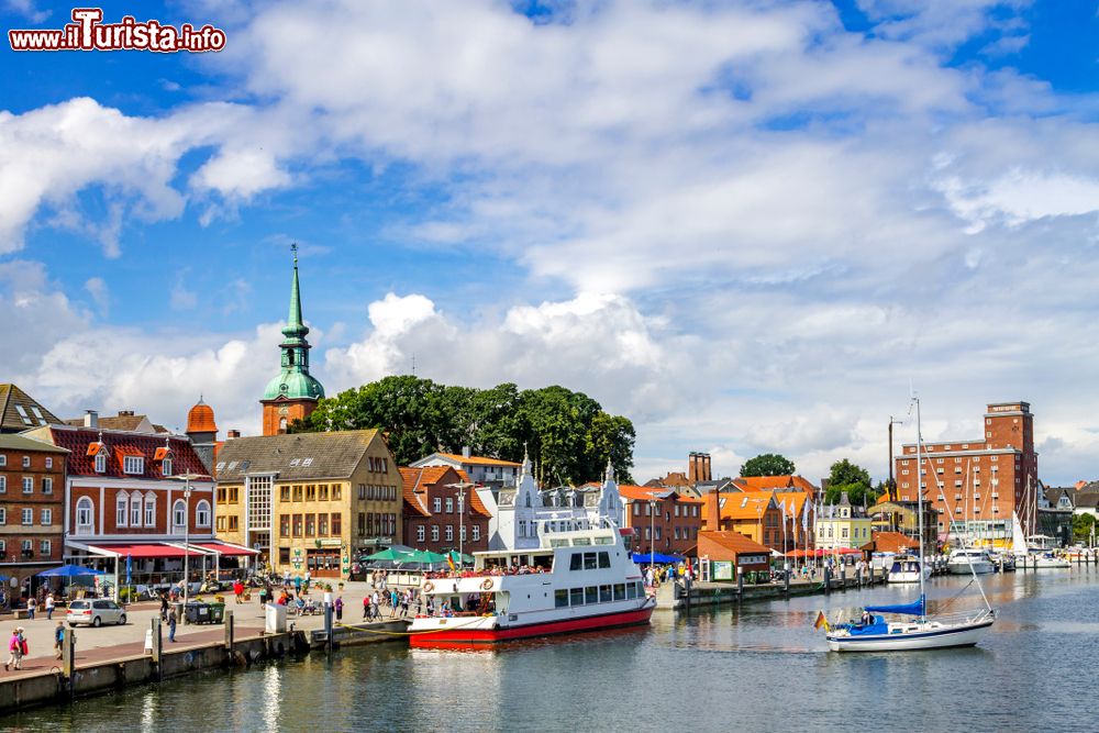 Immagine Flensburg è una cittadina di 90.000 abitanti dello Schleswig-Holstein, lo stato federato più settentrionale della Germania.