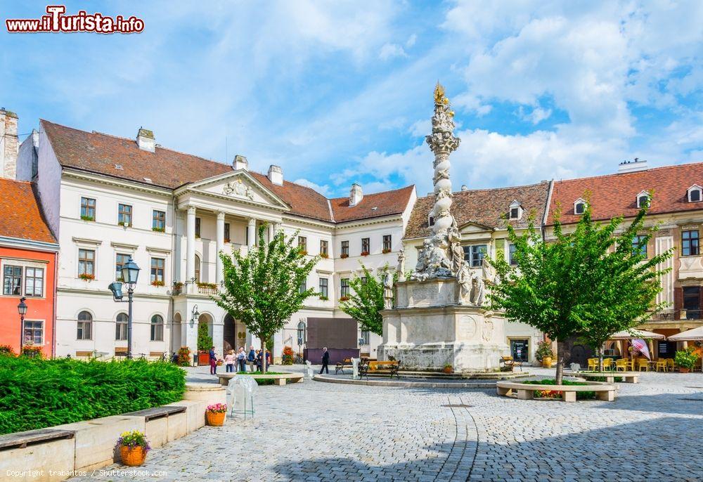Immagine Fo ter, la principale piazza di Sopron, Ungheria. Al suo centro sorge la colonna della Santa Trinità costruita nel XVII° secolo, capolavoro del barocco ungherese - © trabantos / Shutterstock.com