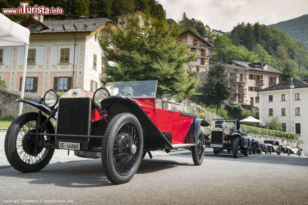 Immagine A Fobello (Vercelli) nacque Vincenzo Lancia nel 1881. Per questo periodicamente nel borgo della Valsesia si tangono manifestazioni di auto d'epoca - © Image4pro / Shutterstock.com