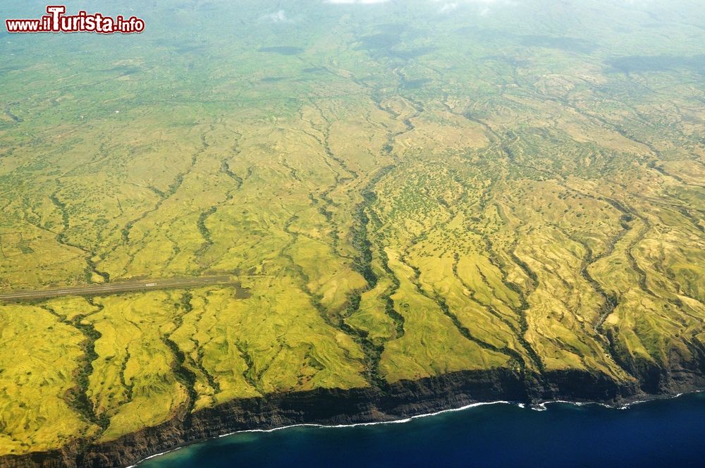 Immagine La pista dell'Aeródromo de São Filipe sull'isola di Fogo, Capo Verde, e le scogliere a picco sull'oceano.