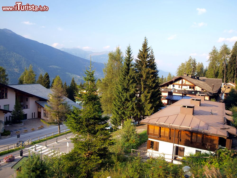 Immagine Folgarida in autunno, provincia autonoma di Trento. Situato nelle Dolomiti di Brenta, l'abitato di Folgarida è ideale per chi ama gli sport invernali a cielo aperto e per chi vuole rilassarsi in montagna.