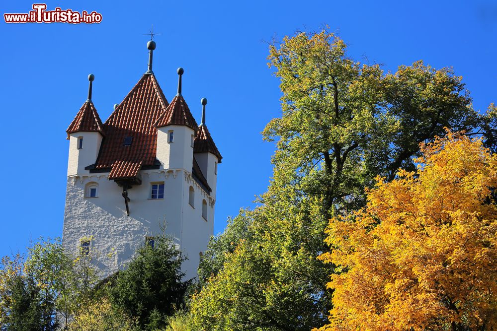 Immagine Foliage autunnale a Kaufbeuren, città della Baviera, con la celebre Torre dei Cinque Bottoni sullo sfondo (Germania).