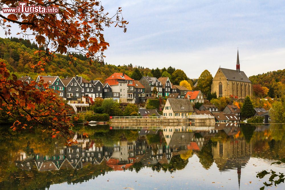 Immagine Foliage autunnale nel quartiere tedesco di Beyenburg a Wuppertal.