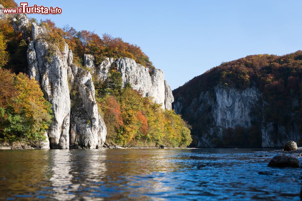 Immagine Foliage autunnale per gli alberi a Weltenburg, Germania. I paesaggi sono immersi in una ricca e lussureggiante vegetazione.