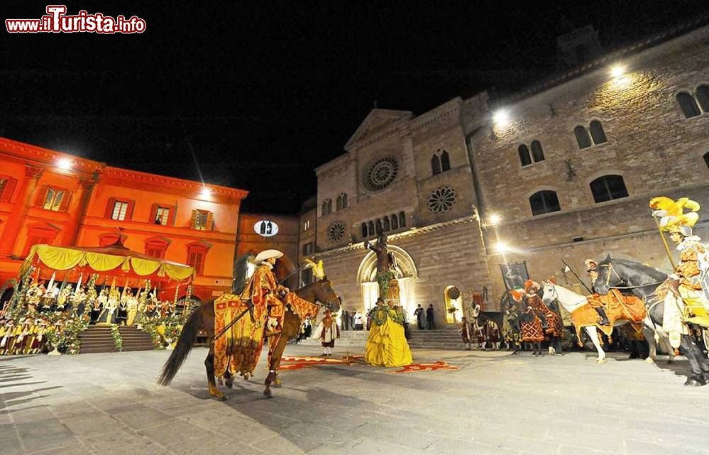 Immagine Foligno, Umbria: la Giostra della Quintana si svolge a giugno in notturna e a settembre con competizione di giorno.