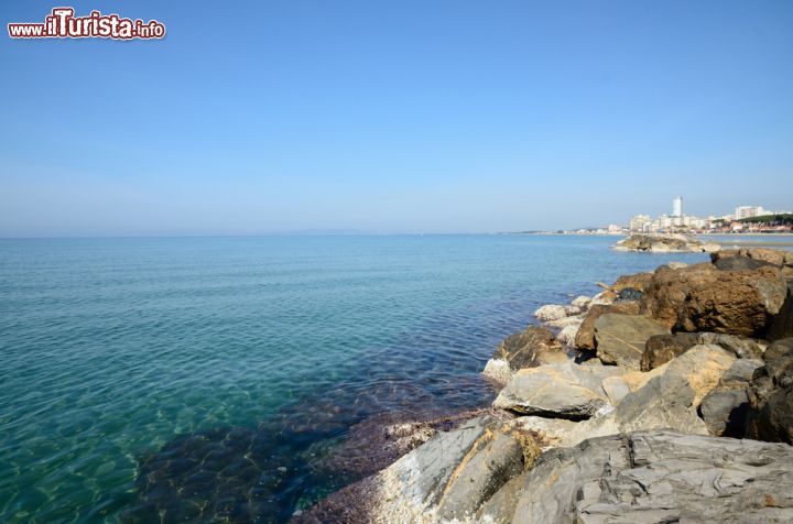 Immagine Il golfo sul Tirreno dove si affaccia Follonica (Toscana). La città conta oggi circa 20.000 abitanti e si trova nel Parco Nazionale delle Colline Metallifere grossetane - foto © Mizio1970/Shutterstock