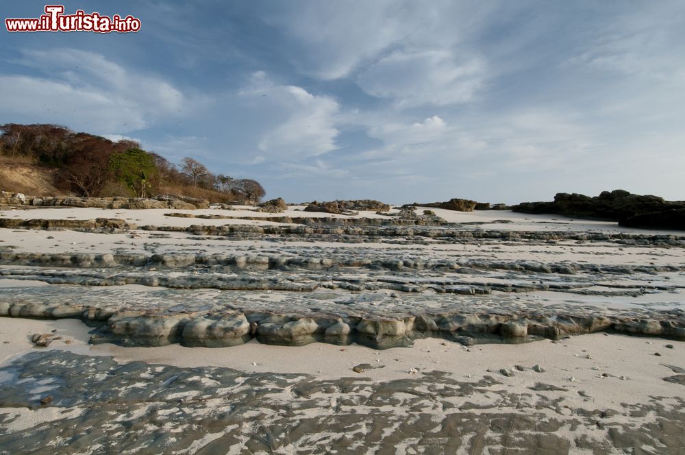 Immagine Fondale roccioso con bassa marea sulla riva dell'isola di Pacheca, Las Perlas, Panama. Qui ci si può rilassare a stretto contatto con la natura.
