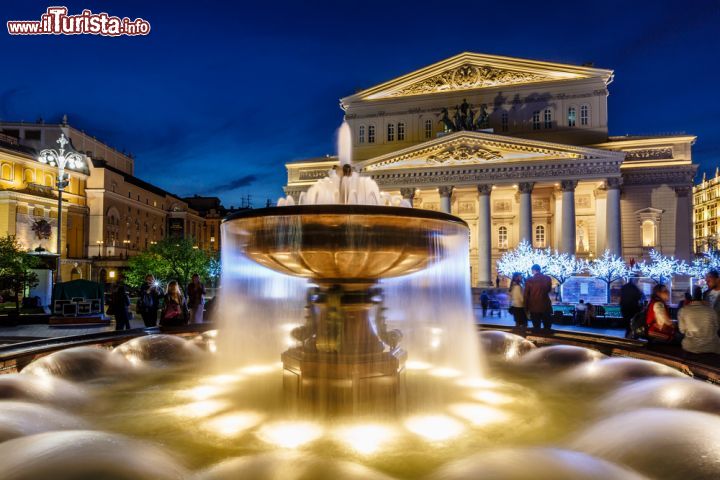 Immagine Fontana del teatro Bolsoj di Mosca, Russia - Una bella immagine scattata di notte della fontana che si trova di fronte al celebre centro tetrale di Mosca © anshar / Shutterstock.com