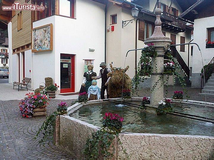 Immagine Fontana centro storico di Siror, valle di Primiero in Trentino - ©  www.siror.eu