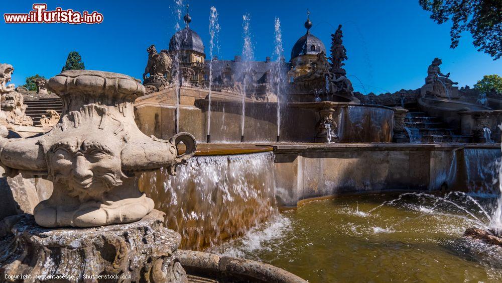 Immagine Fontana con getti d'acqua al castello di Seehof a Bamberga, Germania. La costruzione dell'edificio risale agli anni fra il 1684 e 1695 - © settantasette / Shutterstock.com