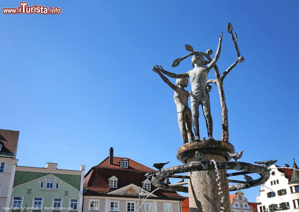 Immagine Fontana con gruppo scultoreo nel centro cittadino di Kempten, Germania - © cityfoto24 / Shutterstock.com