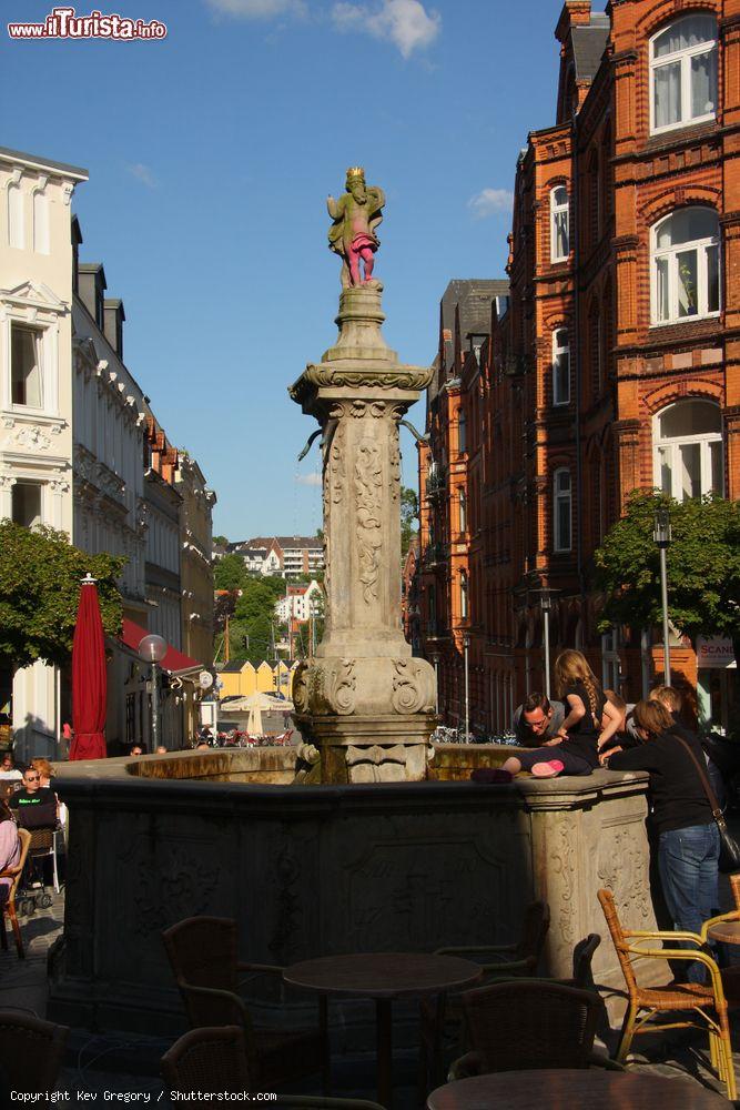 Immagine La fontana in Große Straße, nel centro di Flensburg, città tedesca di 90.000 abitanti nello stato dello Schleswig-Holstein - © Kev Gregory / Shutterstock.com