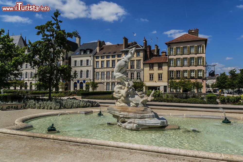 Immagine Fontana in Piazza della Liberazione nella città di Troyes, Francia.