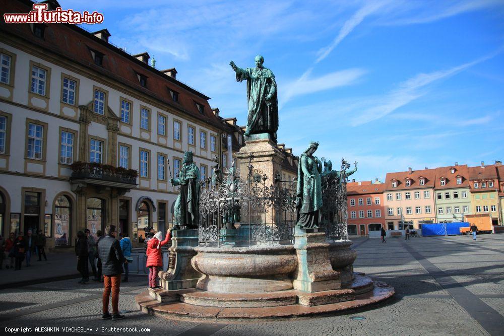 Immagine Fontana in piazza Maximilian nella città di Bamberga nei pressi di Bayreuth, Germania. La statua è dedicata all'imperatore Massimiliano I° - © ALESHKIN VIACHESLAV / Shutterstock.com