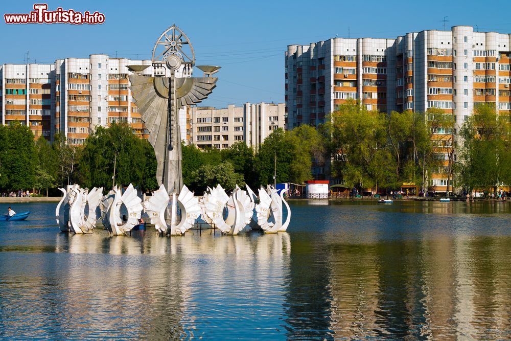 Immagine Fontana in un lago artificiale nel centro di Samara, Russia.