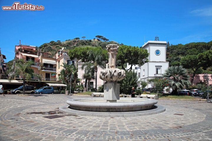 Immagine Una fontana in una piazza di Lacco Ameno a Ischia - © Eugene Sergeev / Shutterstock.com