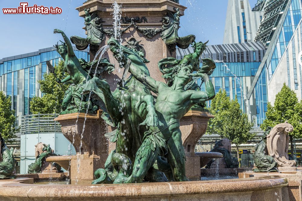 Immagine Fontana Mendebrunnen a Lipsia, Germania, in estate.