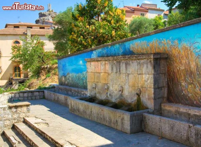 Immagine Fontana nel borgo di Satriano di Lucania, Basilicata - © Mi.Ti. / Shutterstock.com