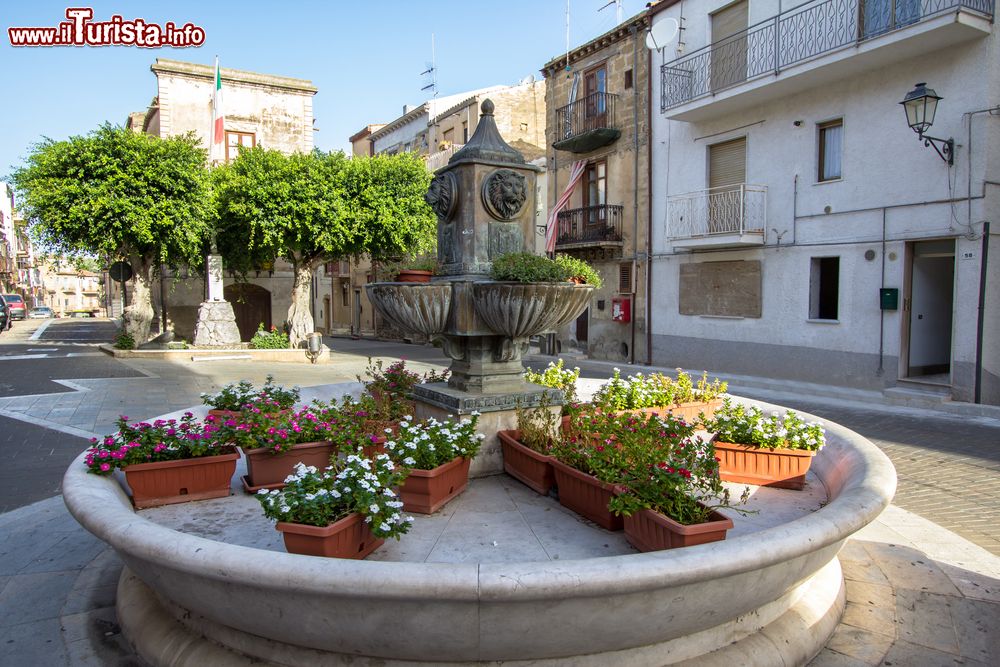 Immagine Una fontana nella piazza principale di Lascari in Sicilia