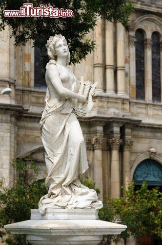 Immagine Dettaglio di piazza Murillo a La Paz, Bolivia. Una bella opera scultorea situata di fronte alla cattedrale cittadina nella piazza intitolata a Pedro De Murillo, patriota e precursore dell'indipendenza della Bolivia - © Rafal Cichawa / Shutterstock.com