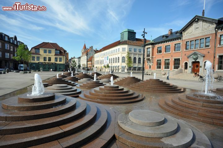 Immagine Toldbodsplads, Aalborg: quesa curiosa fontana che getta zampilli d'acqua a varie altezze è situata nei pressi del porto ed è parte del progetto di riqualificazione dell'area realizzato alcuni anni or sono - foto © Angelo Ferraris / Shutterstock.com