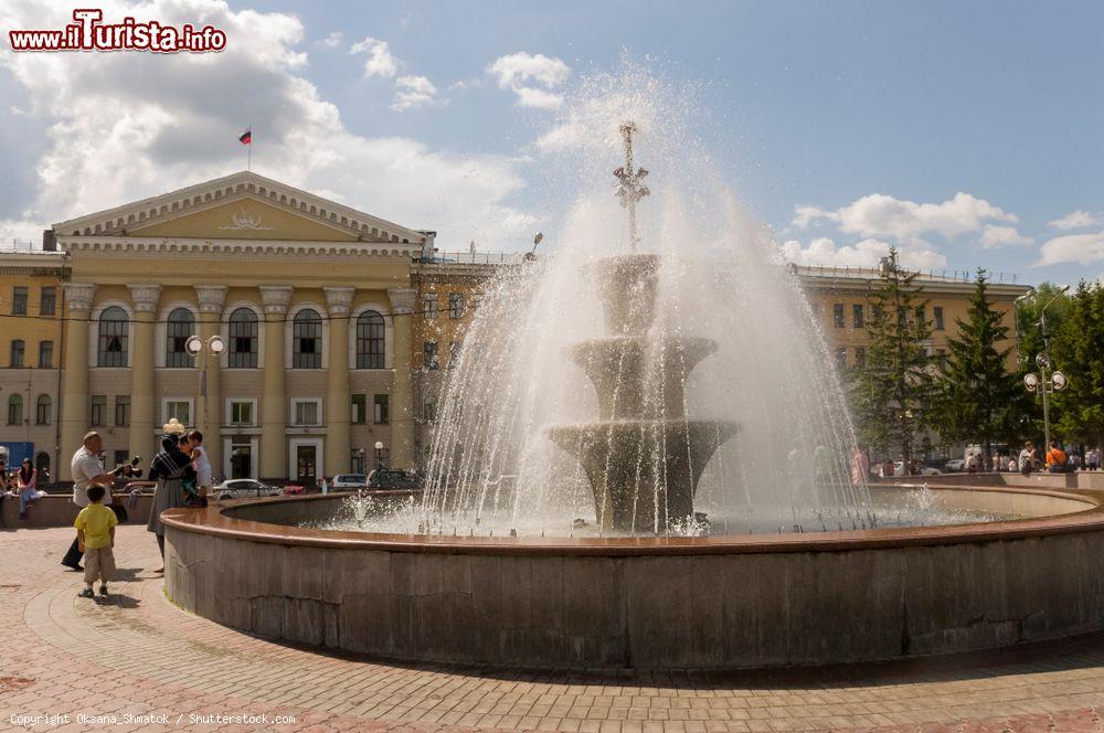 Immagine La fontana davanti a uno degli edifici dell'Università di Tomsk, una delle più importanti della Russia - © Oksana_Shmatok / Shutterstock.com