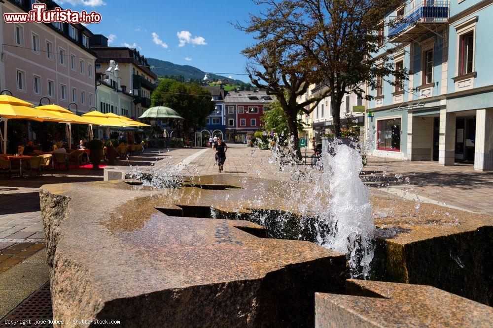 Immagine Fontana zampillante lungo una passeggiata nel centro di Schladming, Austria - © josefkubes / Shutterstock.com