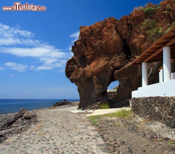 Immagine Formazioni rocciose a Alicudi, Sicilia - Uno scorcio panoramico dell'isolotto di Alicudi, nelle Eolie. Poche case e nessuna strada ma solo antiche mulattiere e sentieri di ciottoli e pietre: lo scenario offerto da questo territorio siciliano è di una bellezza naturale assoluta © EugeniaSt / Shutterstock.com