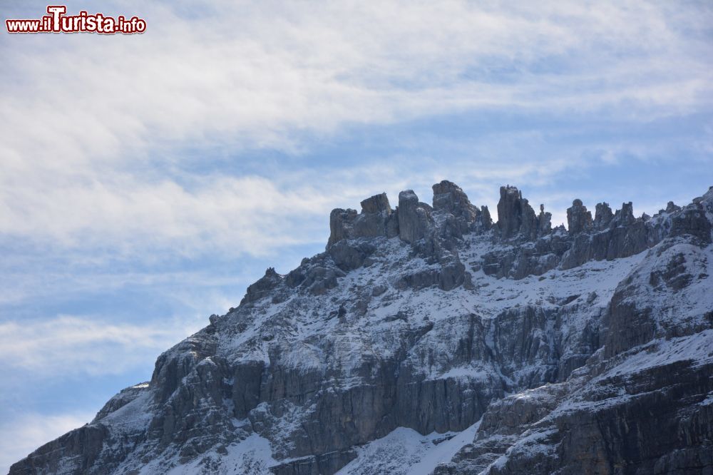 Immagine Formazioni rocciose a Glattalp fotografate all'imbrunire in inverno, Svizzera. Fino a maggio inoltrato si possono effettuare escursioni sugli sci.