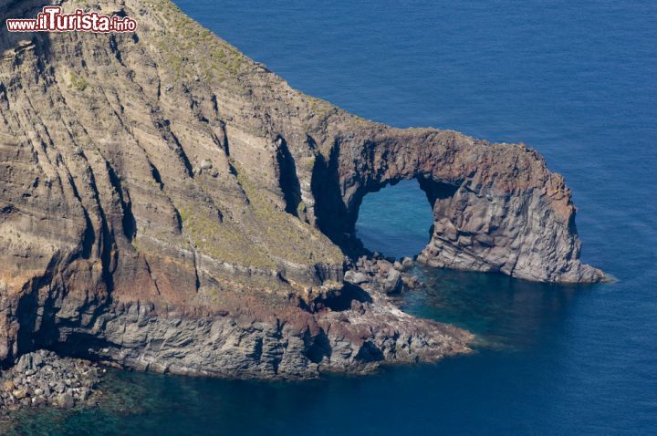 Immagine Formazioni rocciose a Salina, Sicilia - Singolare forma ad arco per questa grande roccia che scivola nelle acque del Tirreno: siamo nel territorio del Comune di Malfa, fra Monte Rivi e Monte Porri © luigi nifosi / Shutterstock.com