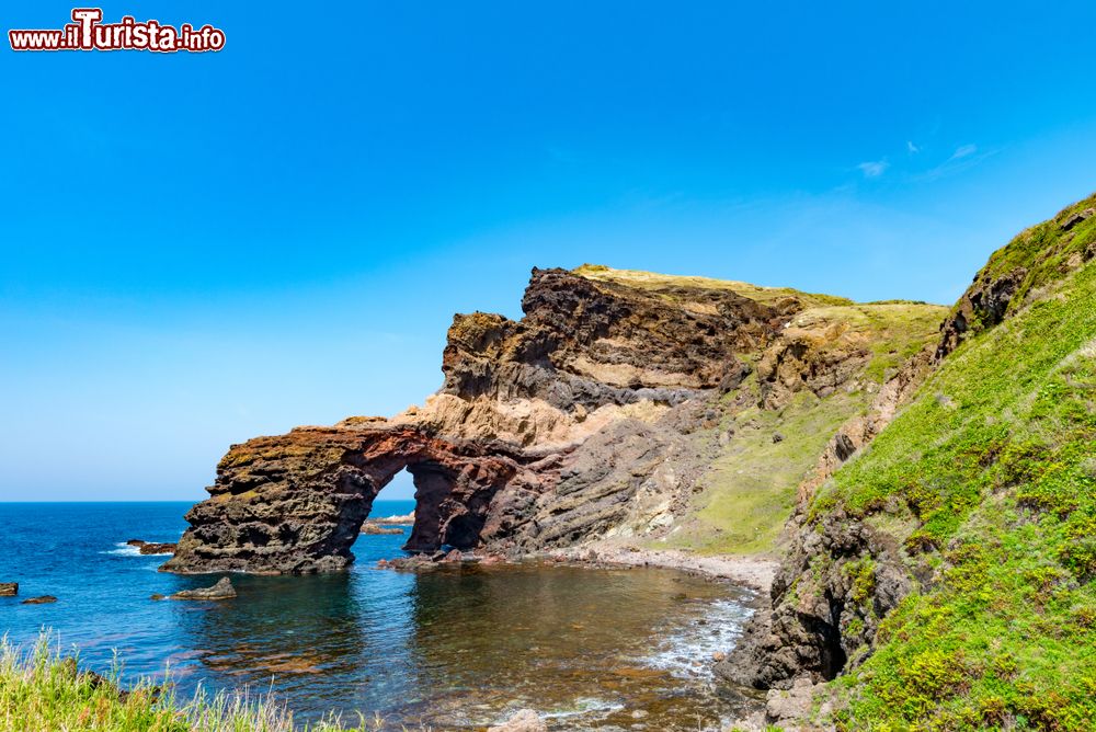 Immagine Formazioni rocciose alle isole Oki, regione di Chogoku (Giappone). Quest'arcipelago è situato al largo della costa nord dell'Honshu orientale.