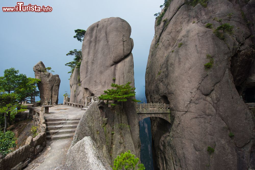 Immagine Formazioni rocciose dei monti Huangshan, Cina: le cime di queste montagne offrono una vista spettacolare delle nuvole dall'alto, panorama noto come "Mare delle Nuvole".