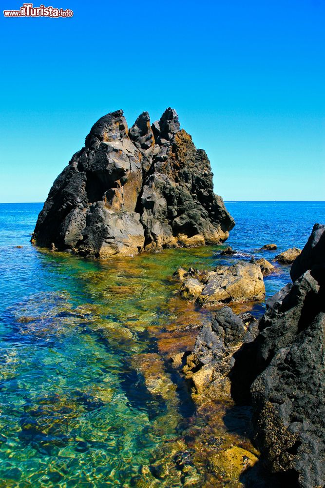 Immagine Formazioni rocciose laviche nel Mediterraneo lungo la costa di Cap d'Agde, Francia.