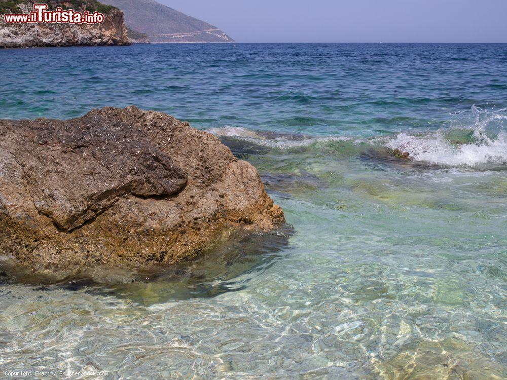 Immagine Formazioni rocciose nella Riserva dello Zingaro a Scopello, Sicilia. Si tratta di uno dei pochissimi tratti della costa siciliana a non essere contaminata dalla presenza di una strada litoranea - © Ekami / Shutterstock.com