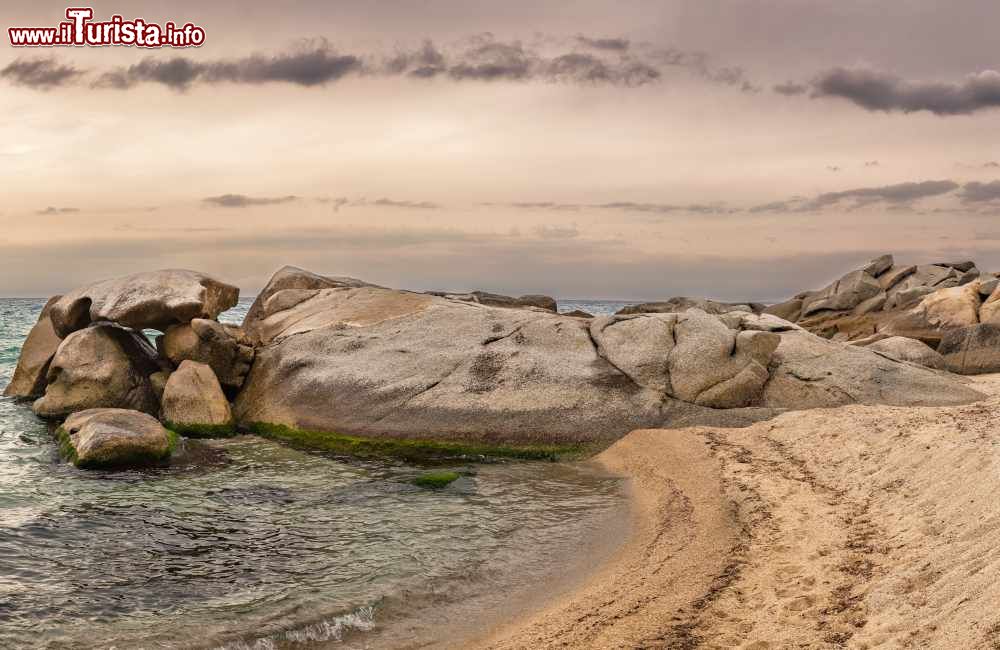 Immagine Formazioni rocciose sulla spiaggia di Algajola, Corsica.