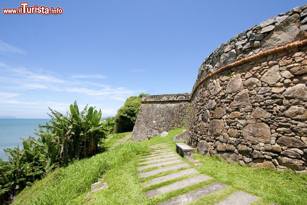 Immagine Fortaleza Sao Jose da Ponta Grossa a Florianopolis, Brasile. Si tratta di una fortezza in collina costruita nel XVIII° secolo che presenta manufatti storici e una bella vista sull'oceano.