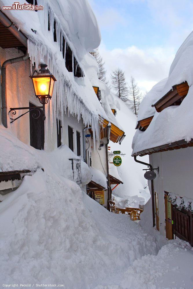 Immagine Forte nevicata nel borgo di Monte Lussari, nei pressi di Tarvisio in Friuli Venezia Giulia - © Pecold / Shutterstock.com