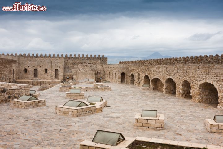 Immagine Forte veneziano di Koules a Heraklion, Creta - Veduta panoramica interna della fortezza di Koules costruita dai veneziani e divenuta uno dei simboli della città di Heraklion © Gabriela Insuratelu / Shutterstock.com