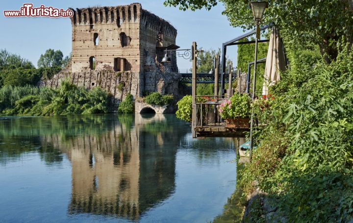 Immagine Fortezza a Borghetto sul Mincio, Verona - Dalla sommità della collina su cui sorge, il castello di Borghetto domina con le sue torri il fiume Mincio. Della sua parte più antica rimane la torre Tonda che risale al XII° secolo mentre la restante parte del complesso è databile attorno al XIV° secolo © Nando Machado / Shutterstock.com