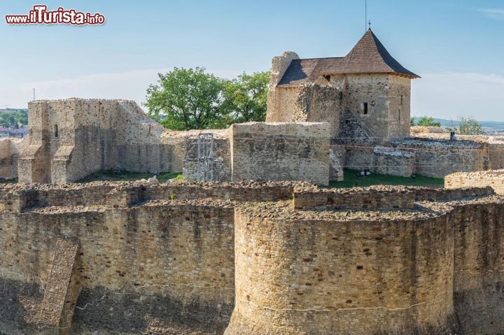 Immagine Una veduta delle rovine mediavali della fortezza di Suceava, costruita nel XIV secolo e ulteriormente fortificata un secolo più tardi - foto © Daniel Caluian / Shutterstock.com