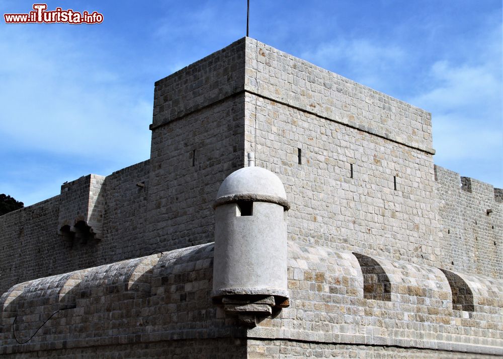 Immagine Fortezza medievale di Ston, Croazia: nota in antichità con il nome di Stagnum perchè fondata in una zona paludosa, Ston rappresenta un complesso fortificato unico nel suo genere. Si snoda per 5,5 km.