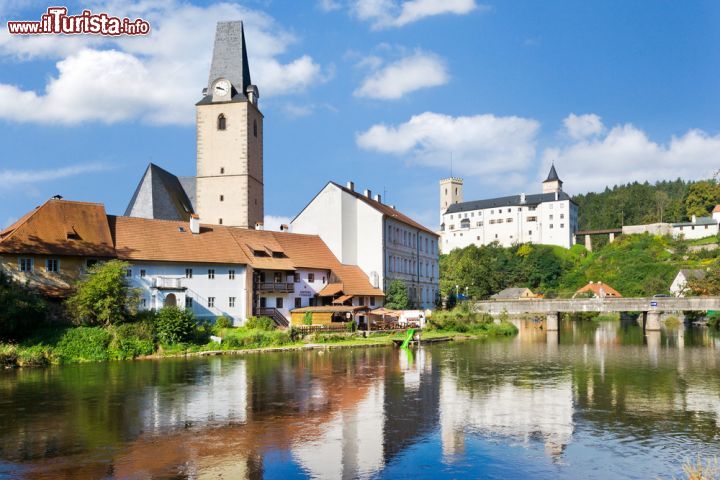 Immagine Fortezza medievale e città di Rozmberk nad Vltavou, Repubblica Ceca. Una veduta d'insieme del castello e del centro cittadino di questa località ospitata nella regione della Boemia meridionale. Gli edifici si affacciano sulle acque della Moldava che scorre limpida rendendo ancora più suggestivo il paesaggio