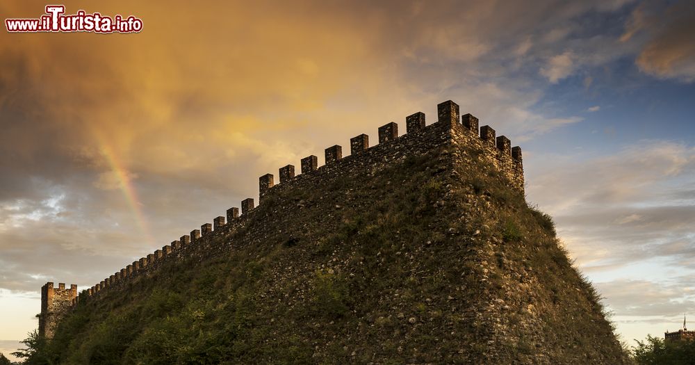 Immagine Fortezza medievale nel villaggio di Lonato del Garda, Lombardia, Italia. Edificata a partire dal X° secolo, la Rocca di Lonato - nota anche come castello di Lonato - è stata da sempre considerata una costruzione strategica dal punto di vista difensivo e militare. Di proprietà dei conti di Montichiari, poi degli Scaligeri e infine dei Visconti, venne potenziata con l'estensione delle mura a tutto il borgo abitato.