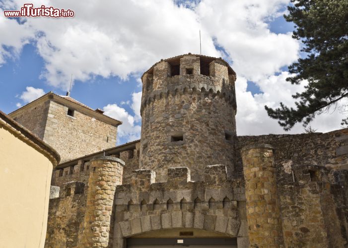 Immagine Fortificazioni nel centro storico di Segovia, Spagna - Una delle torri difensive erette a protezione della città spagnola di Segovia: ancora oggi si possono ammirare antiche costruzioni  passeggiando per il centro storico ©ribeiroantonio / Shutterstock.com