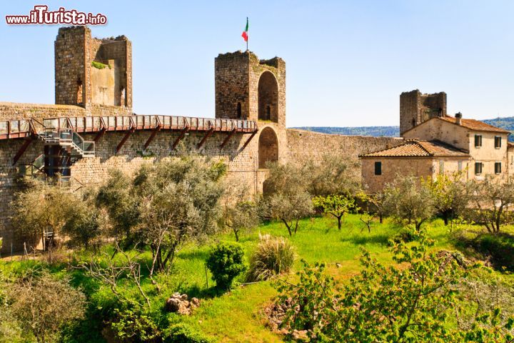 Immagine Le fortificazioni del Borgo di Monteriggioni (Toscana) - In Toscana se c'è una cosa che non manca sono delle testimonianze medievali riscontrabili nel territorio. Qui a Monteriggioni però c'è un valore aggiunto in più: le quindici torri non possono fare a meno di spiccare in maniera maestosa come se ancora fossimo nel '200. Come si vede dall'immagine si ergono a protagoniste assolute e abbracciano perfettamente il territorio circostante - © Bertl123 / Shutterstock.com